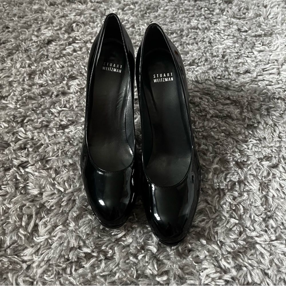Stuart Weitzman Black leather circled toed heels size 9